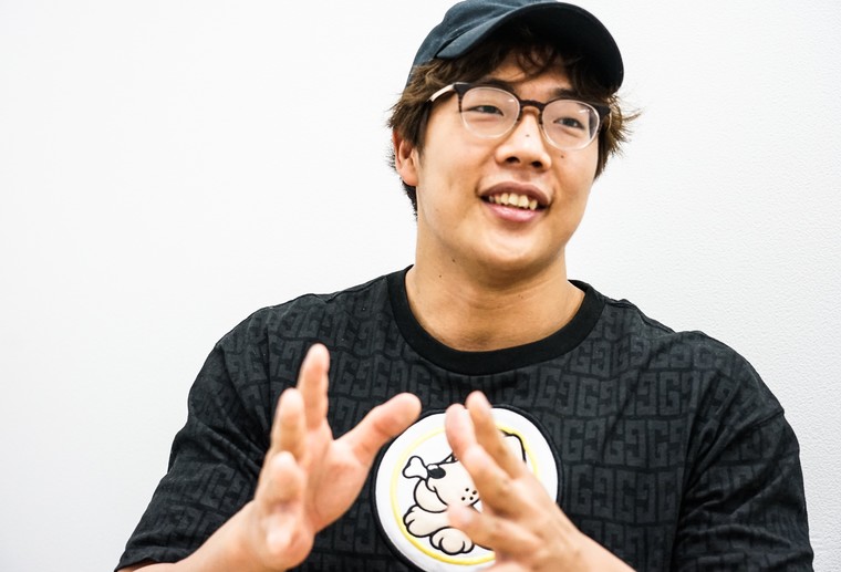 幼少期のプロレスとの出会いについて語る竹下幸之介さん