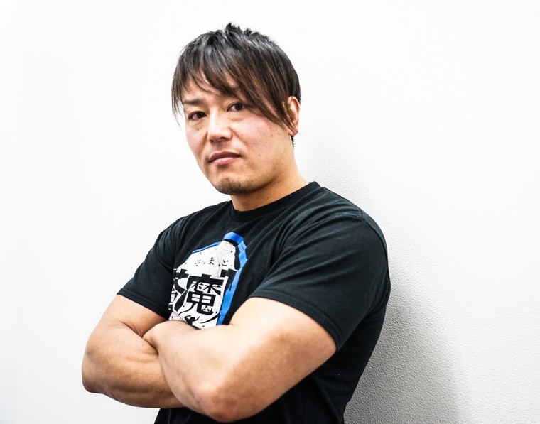 ポーズをとるHARASHIMAさん