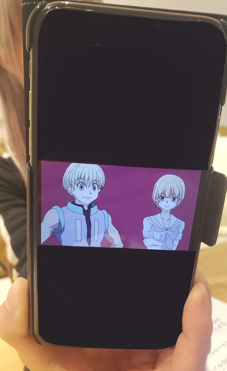 『HUNTER×HUNTER』の「シャルナーク」と自身のオリジナルイラストを見せてくれる最上もがさん