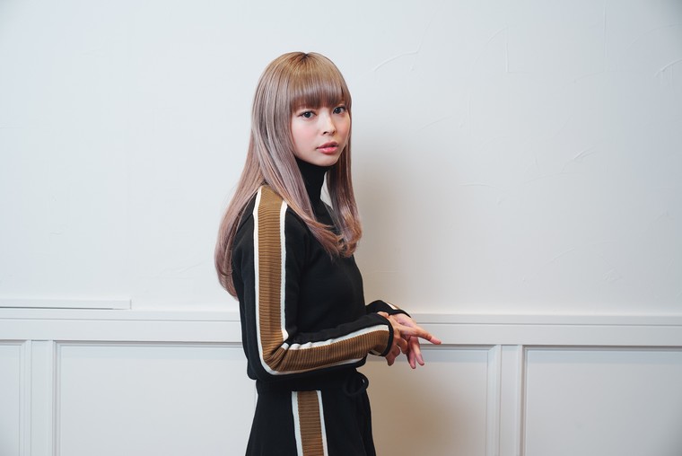 カメラ目線でポーズをきめる最上もがさん