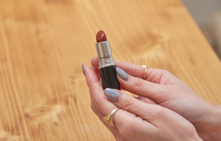 愛用のリップを持つ島袋聖南さん