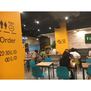 カフェでは推しアイドルの話題で時間が過ぎる