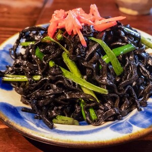 イカスミ焼きそば