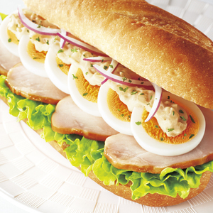 ミラノサンドC スモークチキンと半熟たまご ～味噌ジンジャーソース～