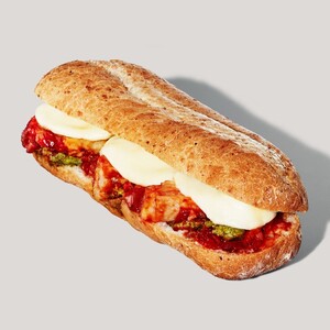 トマトモッツァレラ& バジルチキン石窯フィローネ