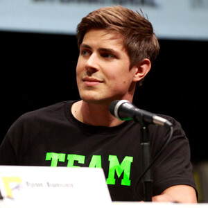 クリス・ローウェル(Chris Lowell)