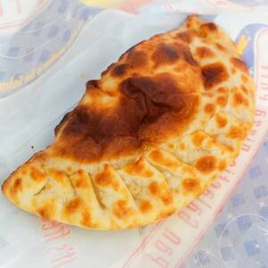 チキンとトマトのカルツォーネ